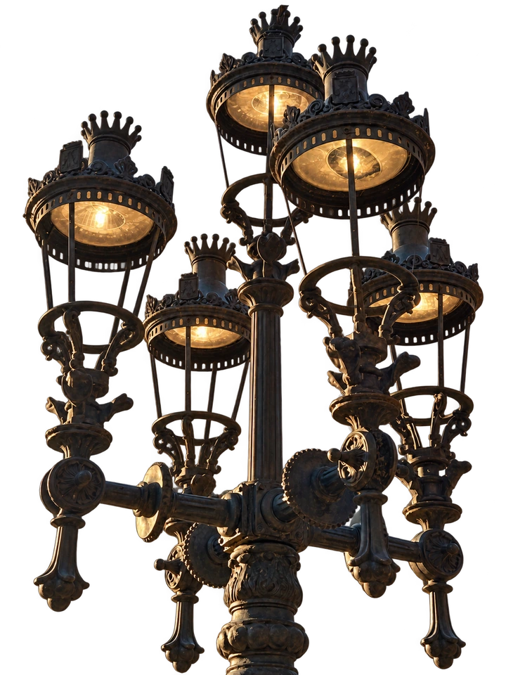 Farola ornamental de cinco luces encendidas, coronas y aros de hierro